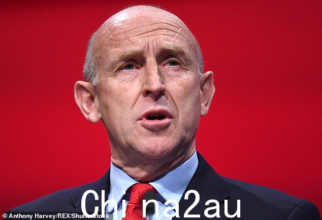 JASON GROVES 与工党影子国防部长 John Healey 交谈(如图)