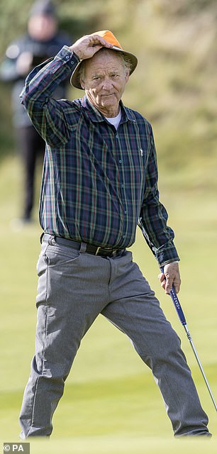 比赛:这位威尔士女演员与 Bill Murray 一起在阿尔弗雷德登喜路锦标赛之前的职业业余锦标赛上的果岭上