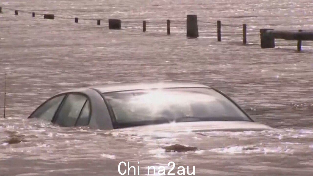 车后两名男子获救被困在维多利亚洪水中” fetchpriority=