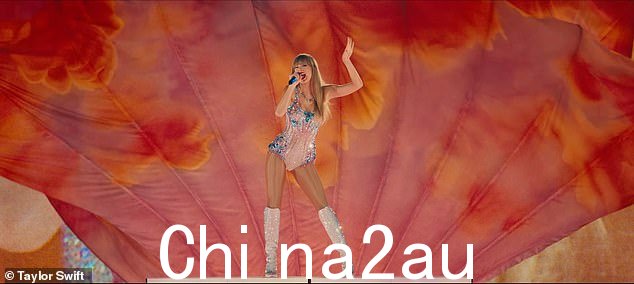 Taylor Swift: The Eras Tour 电影将于 10 月 13 日在电影院上映,此前这位歌手及其家人与 AMC 剧院达成协议,后者拒绝了好莱坞电影公司利润丰厚的发行协议