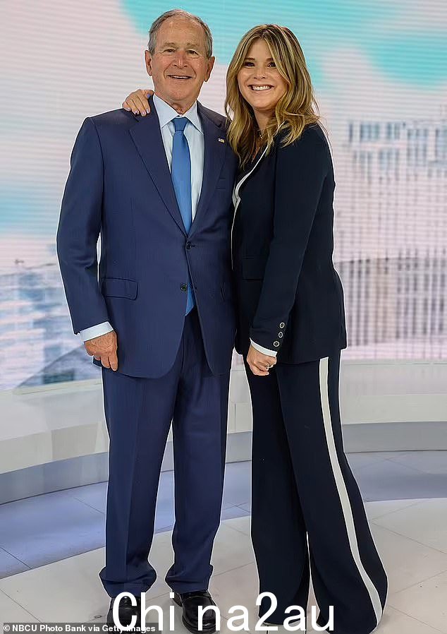 这位喜剧演员让 41 岁的主持人珍娜·布什·海格 (Jenna Bush Hager) 歇斯底里,因为她回忆起当她父亲走上球场时,她正在吃东西,正在玩泡菜球。