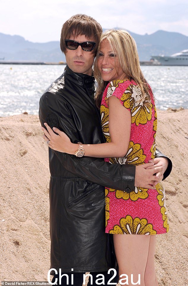 Ex: 此前,妮可于 2008 年与利亚姆·加拉格尔 (Liam Gallagher) 结婚(2010 年合影)。他们于 2000 年开始约会,并有一个儿子 Gene,22 岁