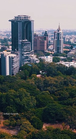 这座豪宅坐落在豪华零售和办公空间 UB City 摩天大楼顶部的巨型悬臂板上