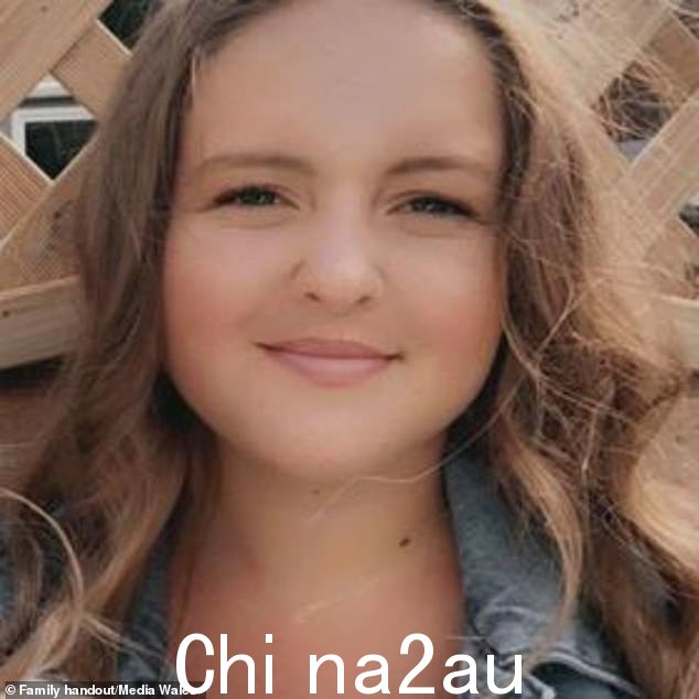 Tayla King,18 岁,在斯旺西的一条笔直道路上失去了对汽车的控制。她冲下路堤并撞上一棵树,导致她的乘客 Chantelle Thomas(如图)遭受灾难性伤害