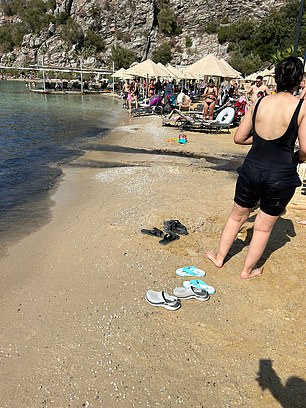 流入大海的原始污水(如图)、儿童游乐场的碎玻璃以及危险、湿滑的地板:这些都是一位英国祖父在度假时遇到的许多不受欢迎的现象之一。所谓的五星级土耳其度假村简直就是地狱