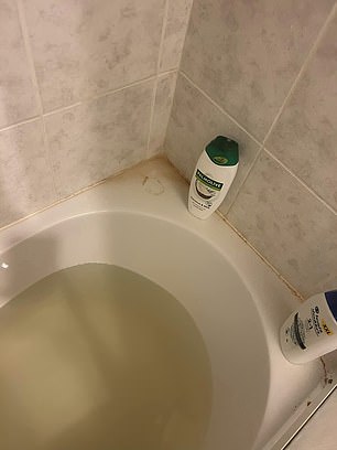 第一天,家人发现浴缸的水龙头里流出脏黄水