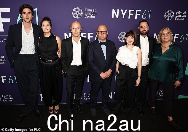 集体照:两人剧组成员 Stacey Battat、Lorenzo Mieli、Youree Henley 和 Tamara Deverell 与明星一起走上红地毯