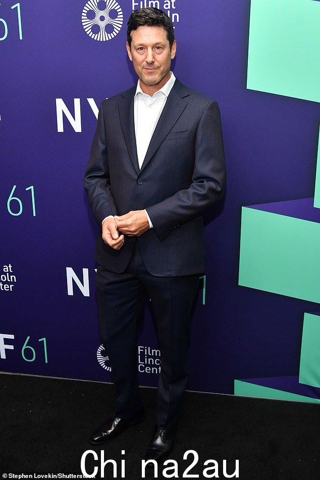 Dapper:Ari Cohen 穿着灰色西装,衣着整洁