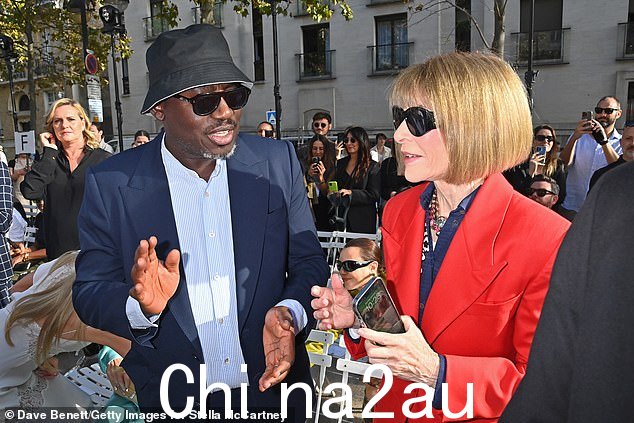 前主编亚历山德拉·舒尔曼 (Alexandra Shulman) 表示爱德华总是在安娜面前‘扮演次要角色’。两人本月都在巴黎合影” class=