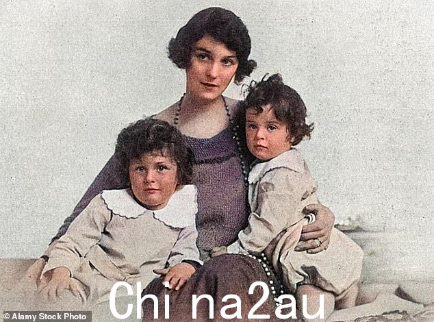 达德利·沃德夫人与女儿佩内洛普和安吉拉在《闲谈者》中合影