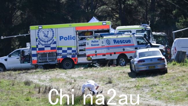 Emergency周五,一架轻型飞机坠毁,机上四人全部遇难,救援人员迅速赶到现场。图片:NCA NewsWire / Martin Ollman