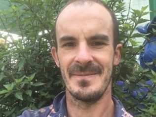 阿什利·保罗·格里菲斯 (Ashley Paul Griffith) 几天前被确认为恋童癖者,面临 1600 多项指控,周五被另一名男子泼开水后被送往医院布里斯班沃尔斯顿惩教中心的囚犯。