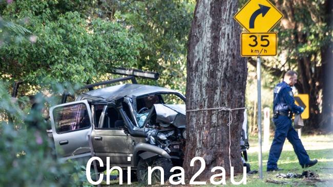 一名青少年与另外五人所乘坐的车辆夜间在悉尼北部海滩离开道路并撞到一棵树上，导致死亡。图片：《星期日电讯报》/Monique Harmer