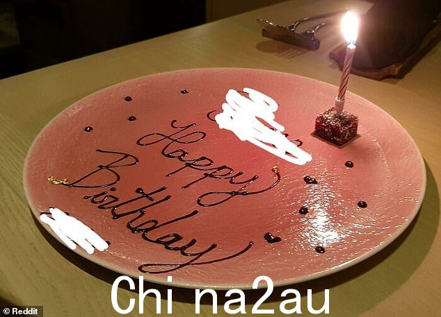 另一位美食家在一家高档餐厅享用免费生日蛋糕后感到失望,结果发现蛋糕不比硬币大