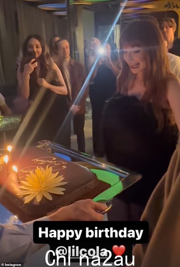 Happy:爱情岛主持人 Laura Whitmore 分享的剪辑显示尼古拉收到生日蛋糕很高兴