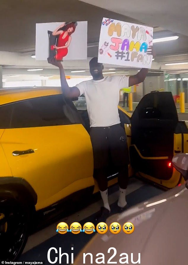 暖心:这位明星拍摄了自己穿过停车场时接近 Stormzy 的镜头,后者举着一块纸板标牌,上面写着:“Maya Jama #1 Fan”