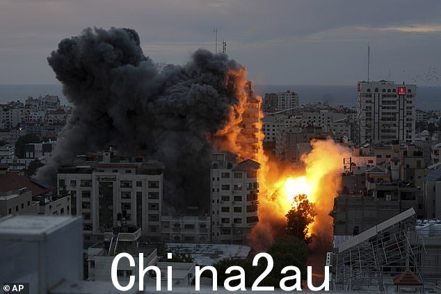 继以色列激进的哈马斯统治者袭击以色列后,以色列空袭加沙城,巴勒斯坦公寓楼发生剧烈爆炸