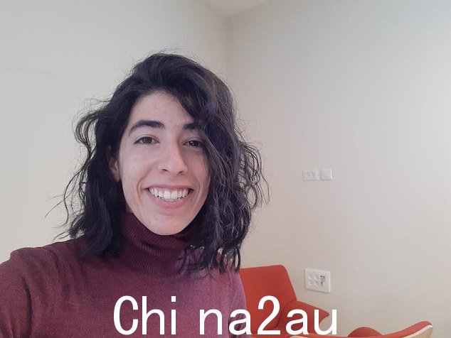 Eden Bart 也和她的家人躲在他们的基布兹 – Kfar Aza – 并且可以听到附近基布兹 Nahal Oz 的枪声