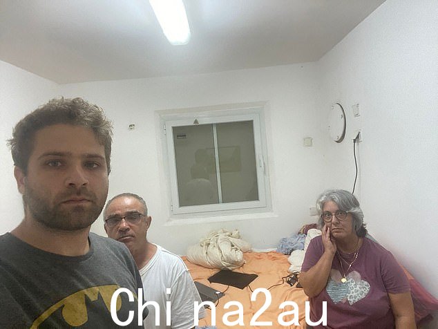 以色列医科学生 Bar Mizrachi(左)与父母在基布兹的安全房间里合影