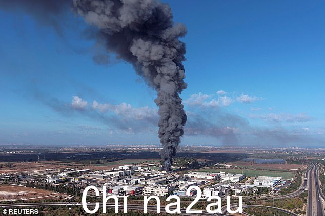 当火箭从加沙地带发射时,雷霍沃特地区出现烟雾