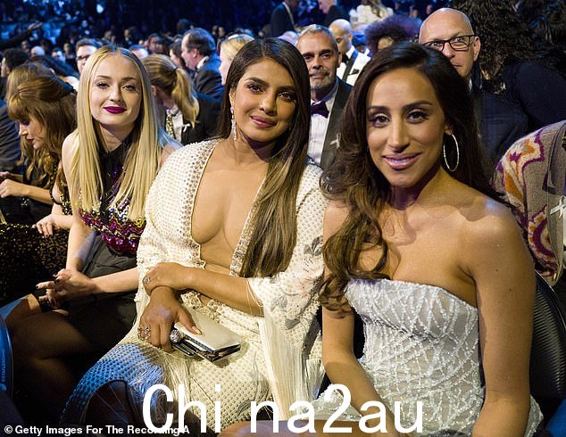 困难:一位知情人士告诉 Life & Style,41 岁的朴雅卡·乔普拉 (Priyanka Chopra) 在支持姐夫乔·乔纳斯 (Joe Jonas) 和分居的妻子索菲·特纳 (Sophie Turner) 离婚期间一直感到左右为难。 (2020 年 1 月与特纳和丹妮尔·乔纳斯在洛杉矶合影)