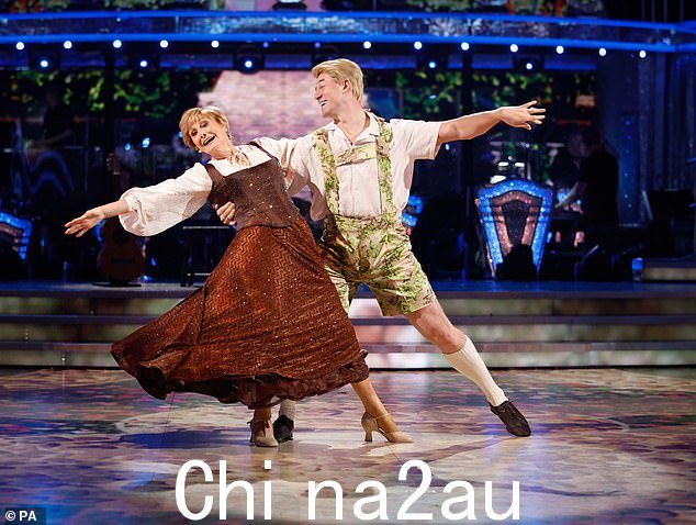 精彩:接下来,安吉拉·里彭 (Angela Rippon) 和凯·维丁顿 (Kai Widdrington) 变身冯·特拉普 (Von Trapps) 乐队,跳起《音乐之声》中 Do-Re-Mi 的快步舞。他们获得了 26 分