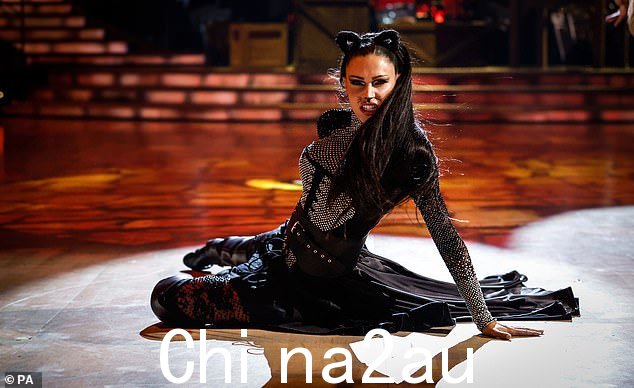 激烈:扎拉·麦克德莫特和格拉齐亚诺·迪·普里马扮成猫表演《穿靴子的猫》中的巴索双人舞到《猫组曲》,共获得 25 分