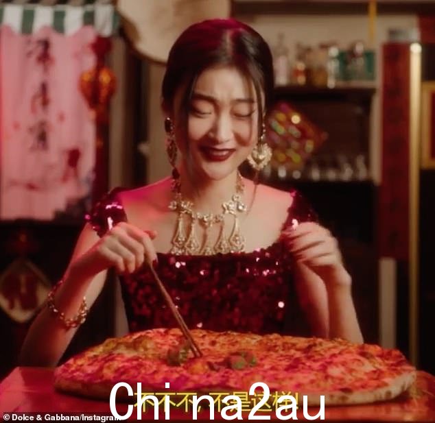 该品牌在 2018 年发布的广告宣传片中,中国女性艰难地用筷子吃意大利菜,而一名男性旁白则进行了粗俗的影射,引起了轩然大波