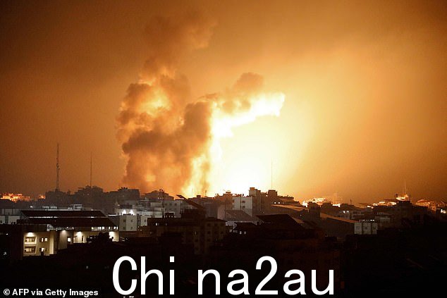 以色列军队对加沙进行空袭进行报复,摧毁了多栋住宅楼(如图所示,以色列空袭加沙城期间,建筑物上空升起火焰和烟雾)