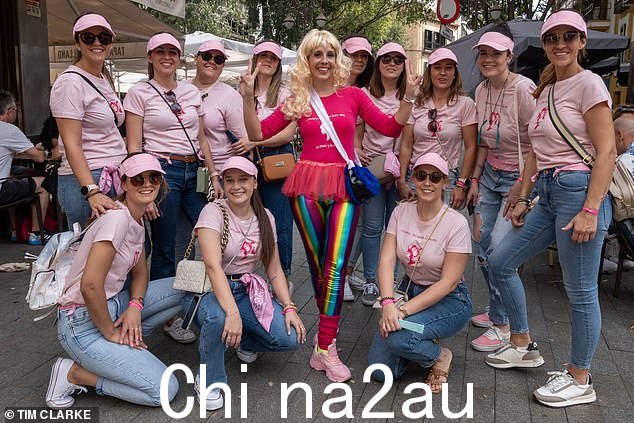 维罗妮卡·德尔·塞罗 (Veronica del Cerro) 正在城里为维罗妮卡·德尔·塞罗 (Veronica del Cerro) 举办另一场单身派对,她的同行者有 10 名穿着粉色衣服的朋友,他们精心挑选了用餐地点
