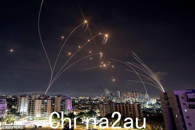 以色列铁穹反导系统拦截从加沙地带发射的火箭,周日清晨从以色列南部的阿什凯隆看到