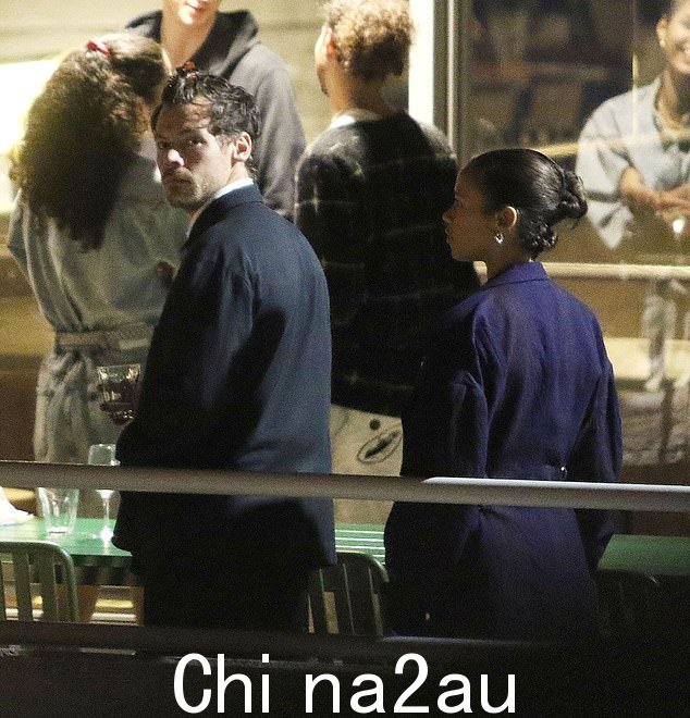 连接:据 TMZ 报道,歌手和女演员在走出伦敦一家博物馆时第一次被发现在一起,据报道,有一次还牵过手