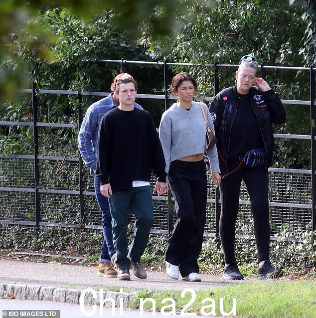 恋爱中:汤姆滔滔不绝地说出他的爱之后就发生了与 Zendaya 的浪漫史,并讲述了他是多么“幸运”,能拥有她在他的生活中