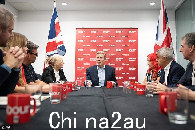 现在,在基尔爵士的领导下,工党会议将展示英国国旗,而不是在前政权统治下的年度活动中挥舞的巴勒斯坦国旗,因为支持者宣称该党是'骄傲爱国'
