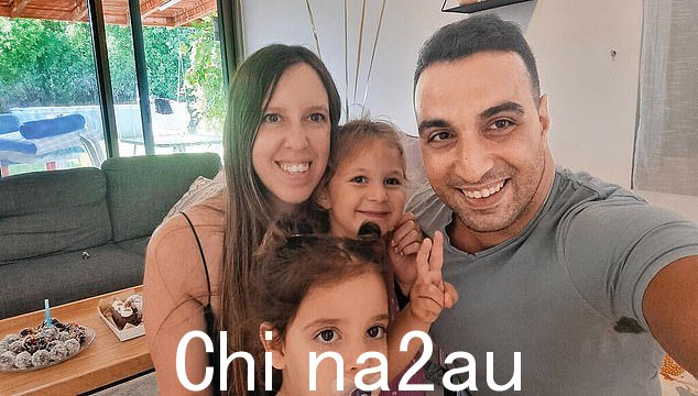 34 岁的多伦·阿舍·卡茨 (Doron Asher Katz) 带着两个分别为两岁和四岁的女儿到加沙边境附近的尼尔奥兹看望母亲,哈马斯袭击时