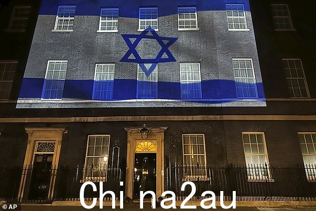 昨晚,以色列国旗被投射到唐宁街 10 号外,以表达英国与该国的团结