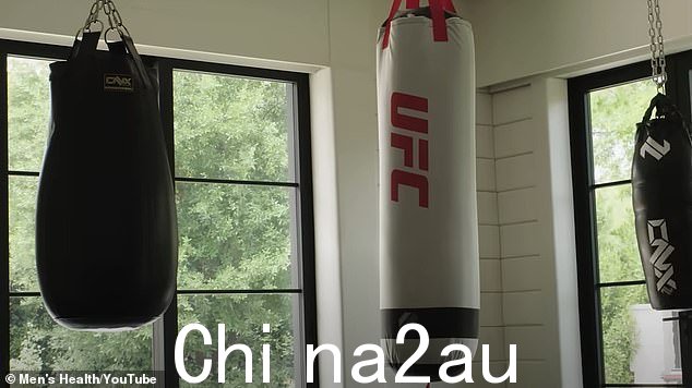 UFC 品牌出现在怀特家庭健身房的沙袋上,他在那里保持身材