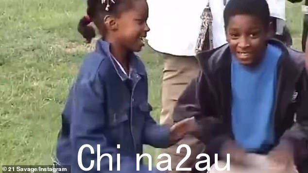 跨越大西洋:虽然 Good Good 说唱歌手没有给出他即将举行的英国演唱会的任何日期或地点,但他很可能会与父亲以及双胞胎姐妹 Kyra 和 Jayda Davis 享受拖延已久的家庭团聚