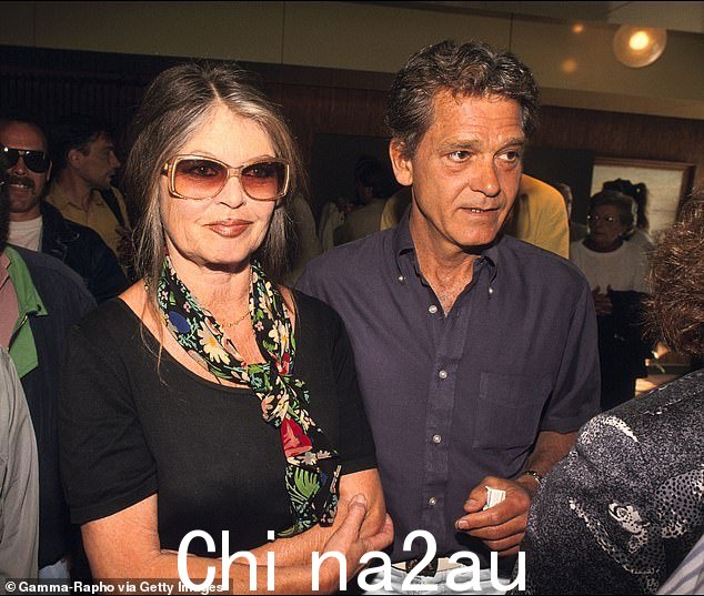 情侣:这位女演员出身的动物权利活动家自 1992 年起就与极右翼政治助手 Bernard d'Ormale 结婚(1994 年合影)