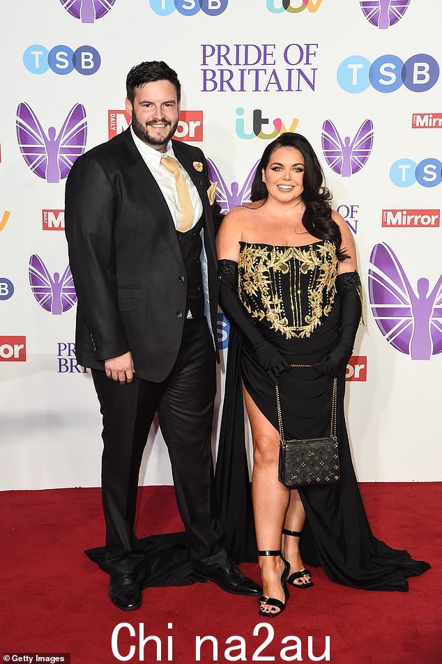 魅力:32 岁的斯嘉丽·莫法特 (Scarlett Moffatt) 周日与男友斯科特·多宾森 (Scott Dobinson) 一起出席英国骄傲奖颁奖典礼,身着耀眼的金色和黑色连衣裙