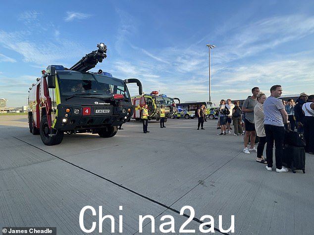 昨天下午 4.15 左右飞机降落后,看到紧急服务人员涌向 5 号航站楼