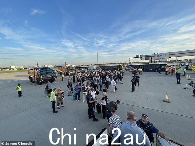 多辆消防车、救护车服务和伦敦警察厅赶到现场