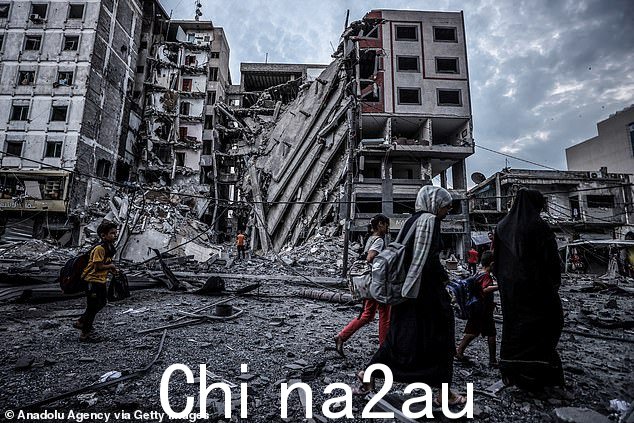 10 月 8 日,以色列对加沙伊斯兰国家银行的空袭摧毁了加沙市里马尔区的建筑物和社区, 2023