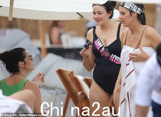 永远最好的朋友:Raven 和 Caroline 在单身派对活动中从未离开过 Tia 的身边