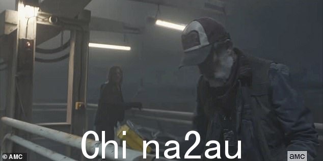 敌人付出代价:她说世界是她的,他们会让敌人付出代价,回到船上时,达里尔和朱诺试图在僵尸逼近时放下救生艇