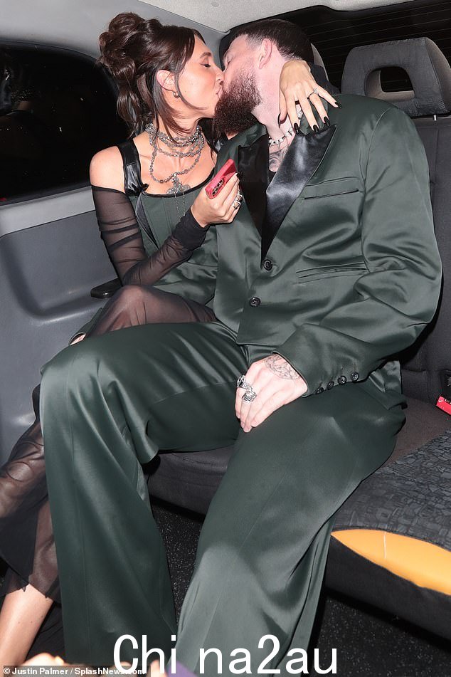 哇!31 岁的梅根·麦肯纳 (Megan McKenna) 和 26 岁的未婚夫奥利弗·伯克 (Oliver Burke) 周日晚上在离开“英国骄傲奖”课堂时无法自拔。 =