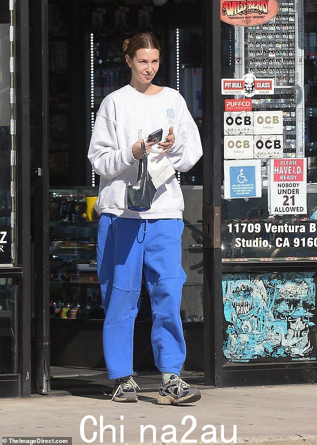 云九号:38 岁的惠特尼·波特 (Whitney Port) 周一在洛杉矶办事并停在药房时,穿着不匹配的运动服,看起来完全放松