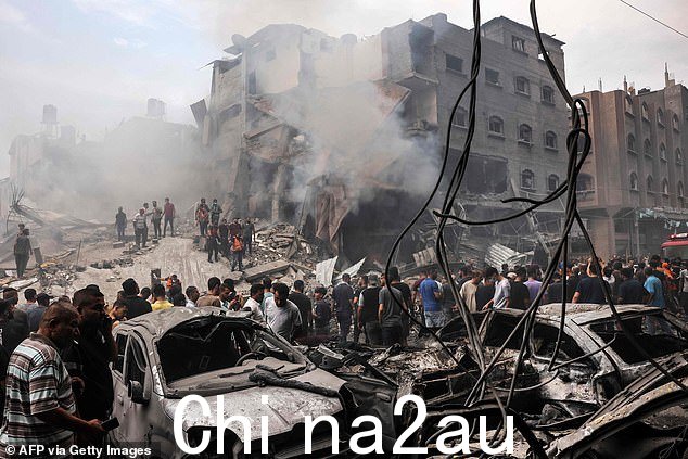 周一以色列空袭加沙地带贾巴利亚难民营建筑物后,巴勒斯坦人搜寻幸存者