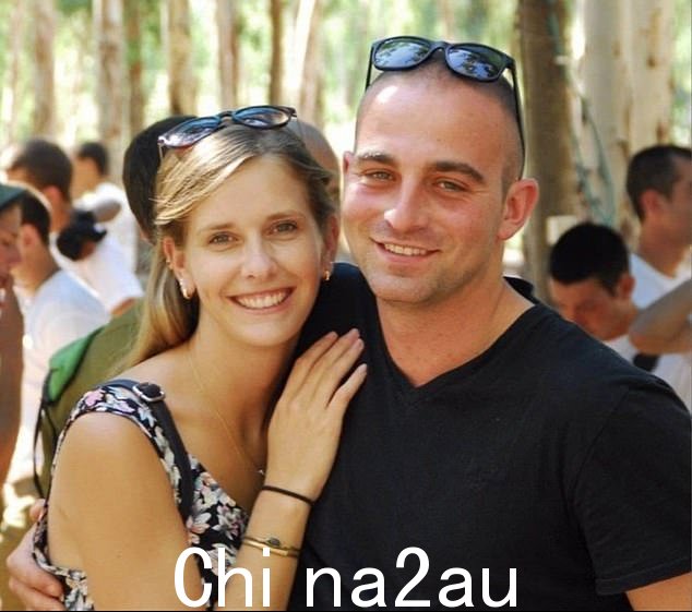 令人惊讶的是,他们的两个孩子在被单独放置超过12小时后被以色列士兵发现并救出