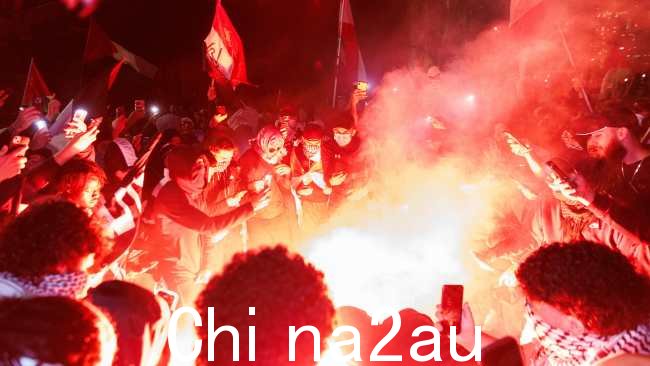 Flares lit升上夜空。图片:David Swift